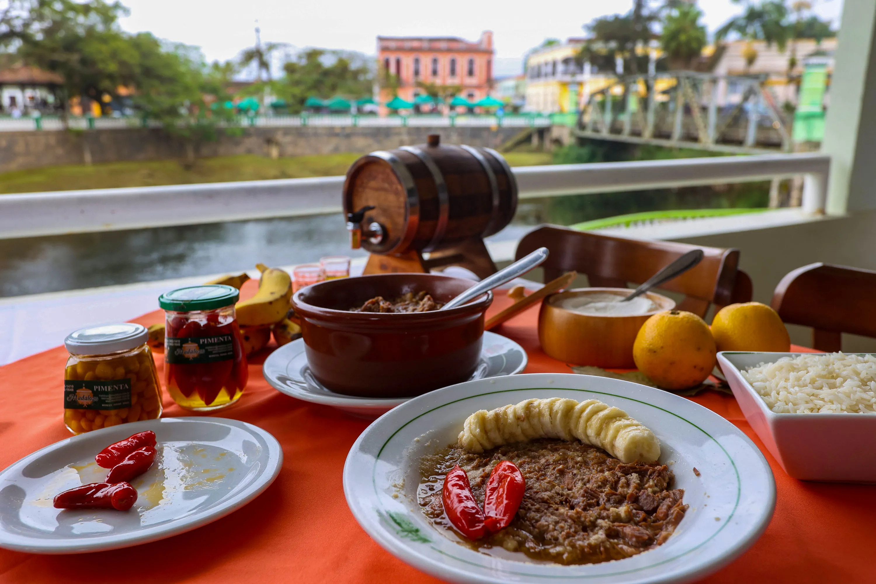 Mesa posta com alimentos do campo